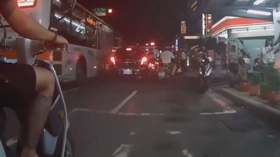 沒注意內輪差！公車右轉撞毀轎車保險桿