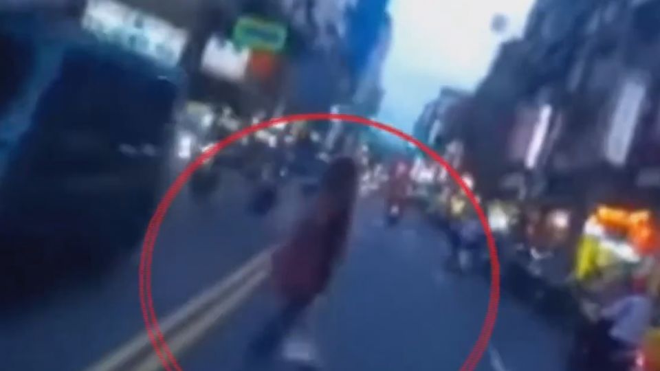 違規穿越馬路 婦被撞趴反罵騎士「撞太大力」