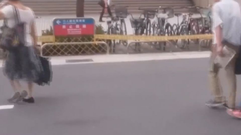 直擊！ 捷運、車站出口 常見行人闖越馬路