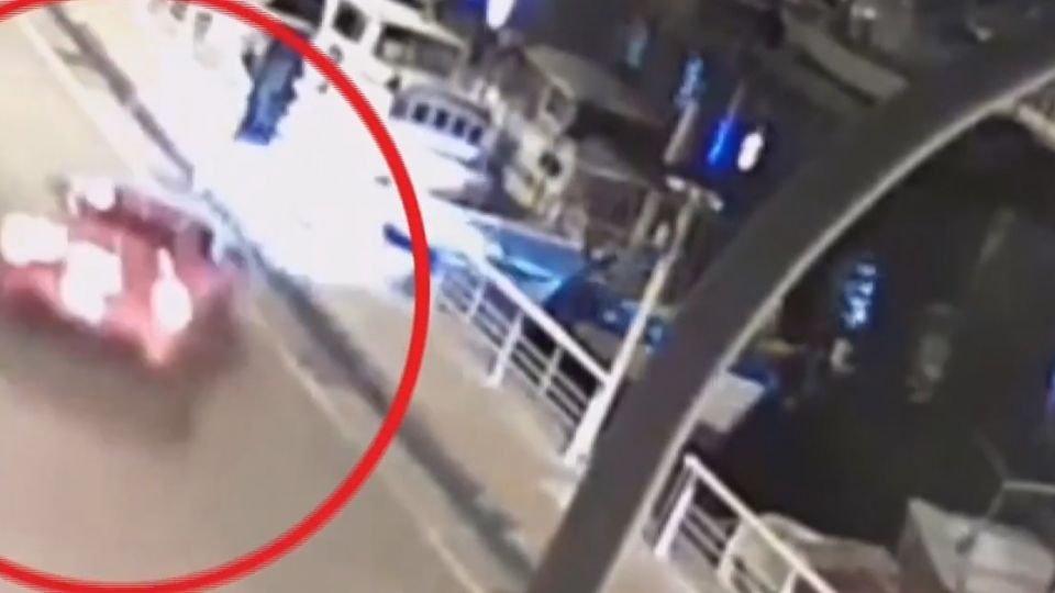 法拉利閃車自撞護欄 碼頭路燈斷墜海