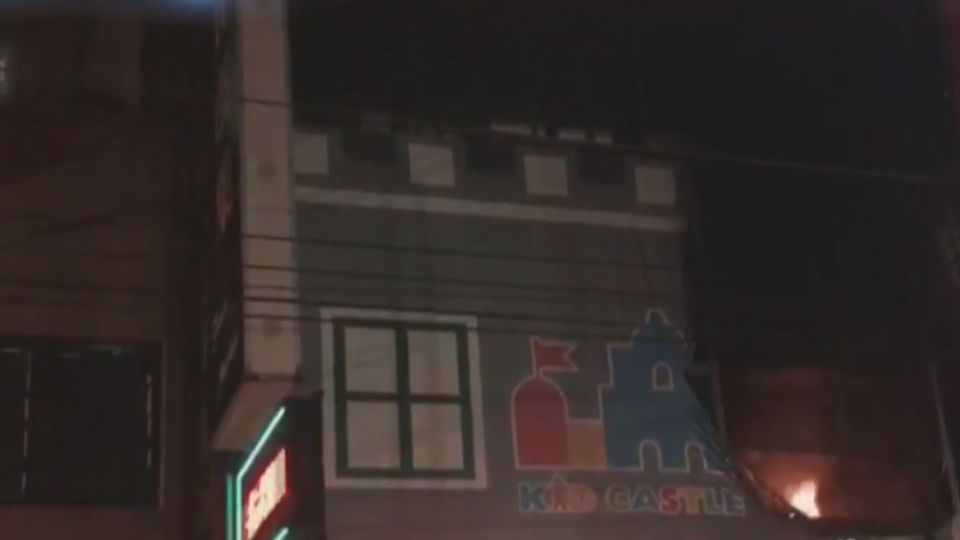 砰！冷氣室外機疑爆炸起火 住戶深夜急逃生