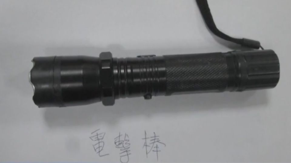 嫌拒捕！持「電擊棒」嗆：電你喔 滋…嚇退一堆警