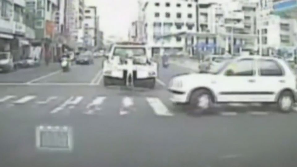 砰！ 拖吊車突脫鉤 轎車撞等紅燈騎士