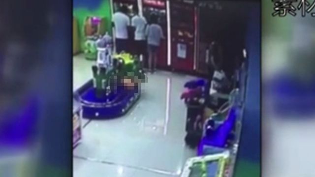 悚!1歲童「卡軌道」遭小火車輾斃 現場大人正背對玩「夾娃娃」
