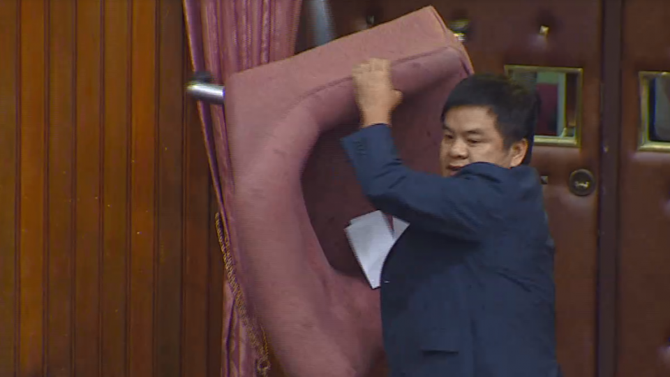 前瞻開打!丟水球、砸椅子 藍綠立委大亂鬥