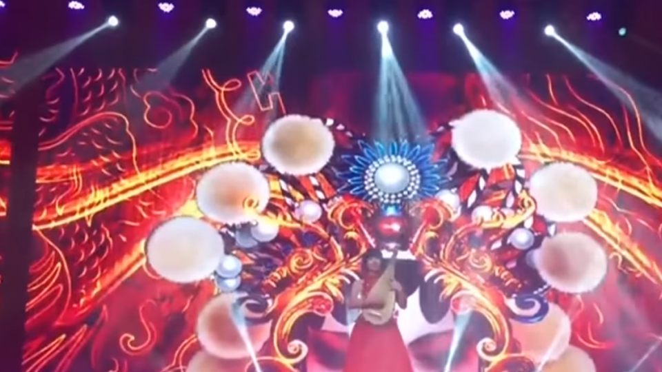 糗！琵琶掉了樂聲持續 被抓包彈奏也「對嘴」