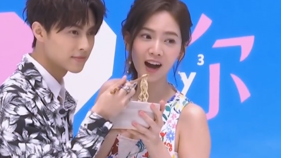 「稍息立正我愛你」收視開紅盤 演員開心慶功