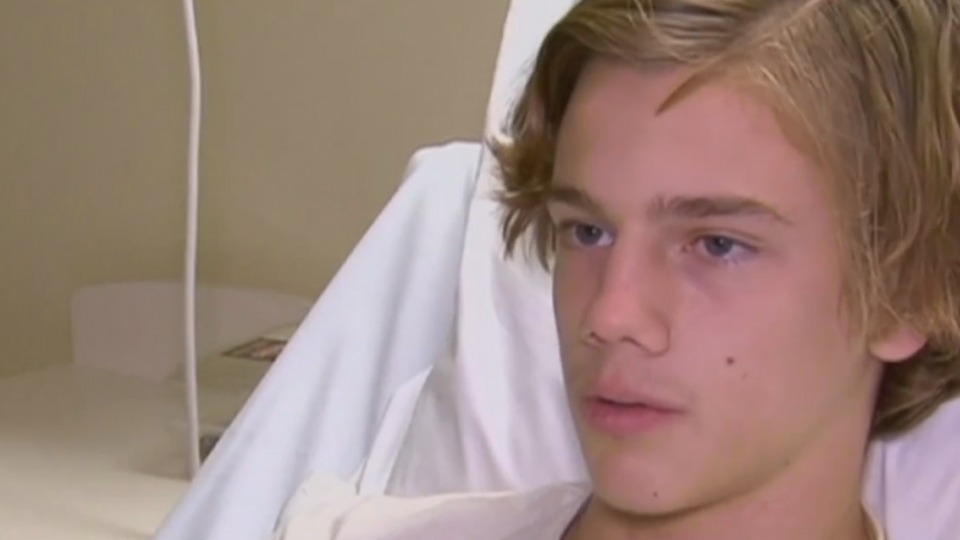 海邊玩注意！ 少年雙腳被咬數百小洞還滲血