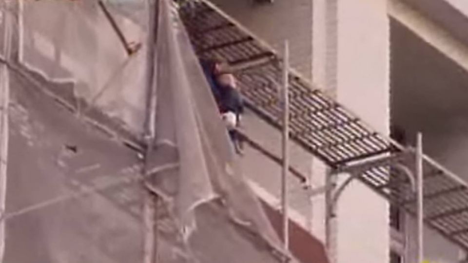 父母遭違規車輛撞死！少年工地打工淚崩「我想活下去」惹鼻酸