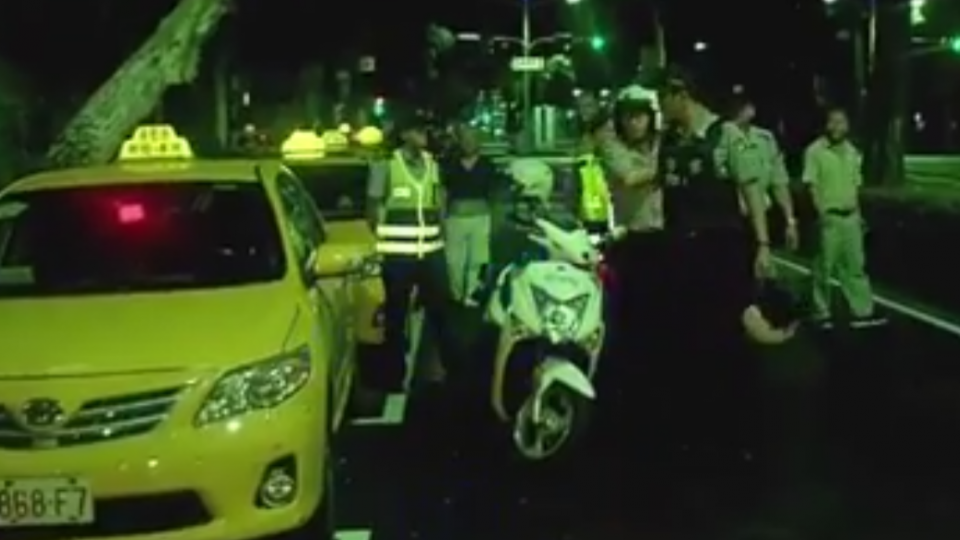 10幾人砍1人！磚盆齊砸 22歲男遭砍4刀倒地