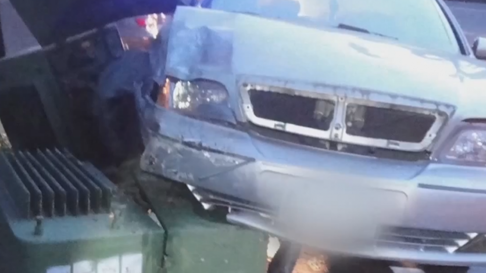 轎車失控撞變電箱 上百住戶大停電 駕駛肇逃