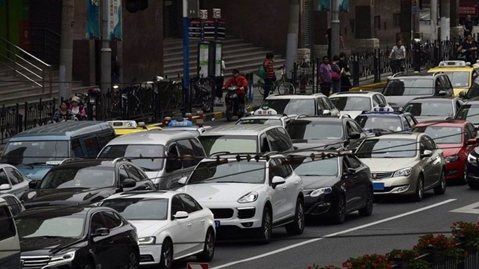 等紅燈等到不耐煩？車速引導新技術助你少塞快開！