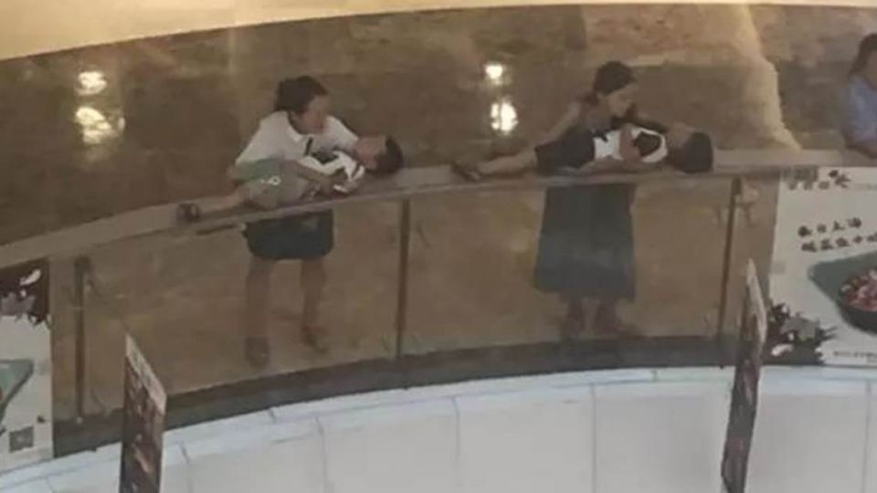 2婦女把孩子平躺放「圍欄上」!民眾嚇傻:手機都不敢這樣放