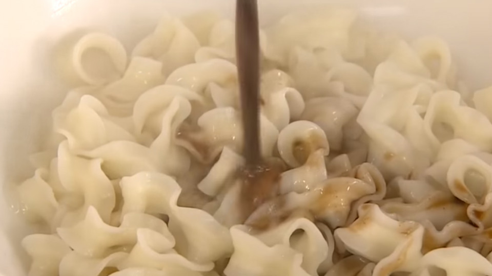 曾國城乾拌麵換包裝 網熱議：口味也變了？！