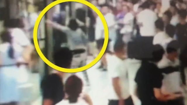 她「滿臉腫瘤」地鐵乞討 車門一開…乘客失控奔逃
