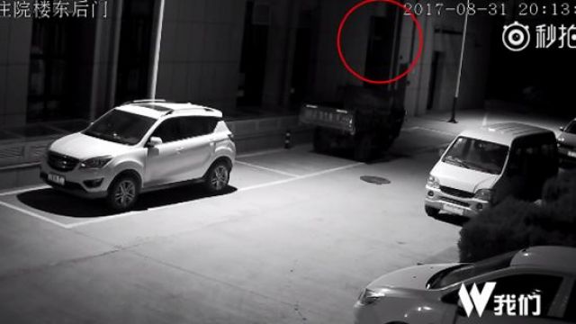 【影片】痛到跪地2次!產婦「墜樓瞬間」畫面曝光 神祕21分鐘無人理