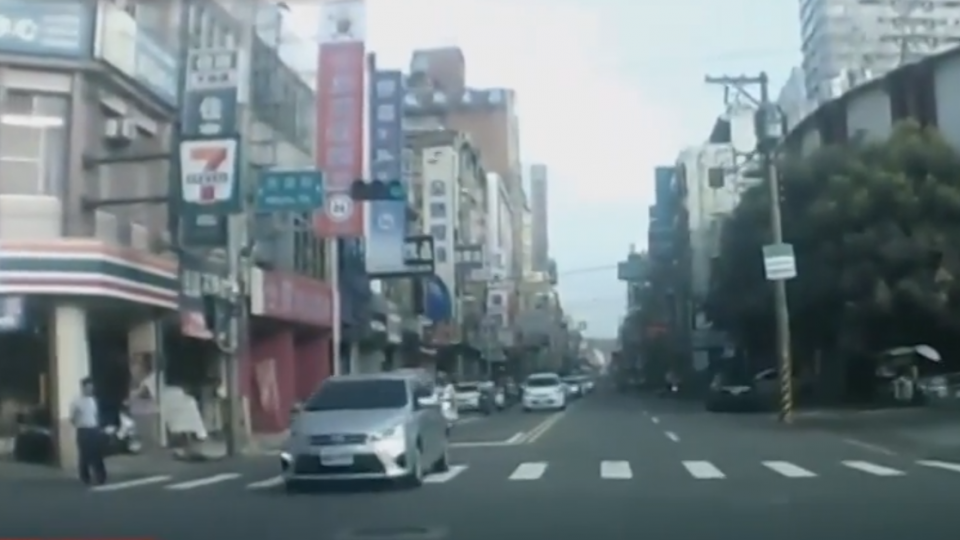 跑車大街上逆向行駛 駕駛到案辯：我開錯路