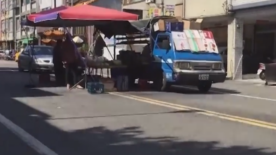 當地風情？！路中央賣水果 居民見怪不怪