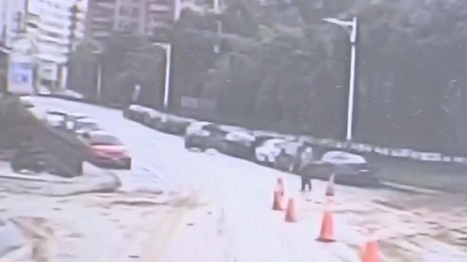 摔不停！淡江大橋工程土推沖路面 騎士連環摔