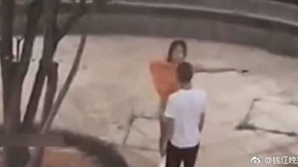 【影片】女友暴怒「脫胸罩」! 男友「抱緊處理」擋雙乳外洩