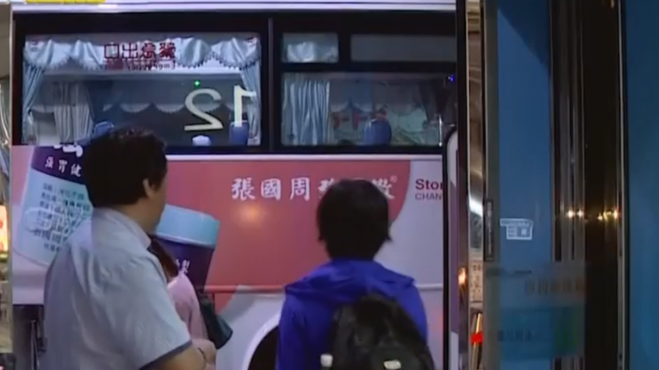 搭客運抱女兒坐大腿 網友：人肉安全氣囊