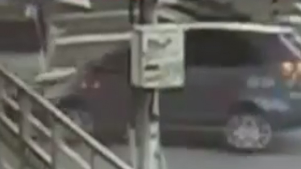 免報警！警局前車禍 轎車直撞派出所圍牆