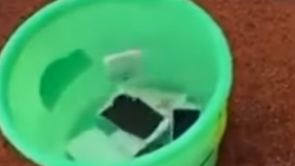 沒收手機用鐵鎚砸爛 校方：為了學生好