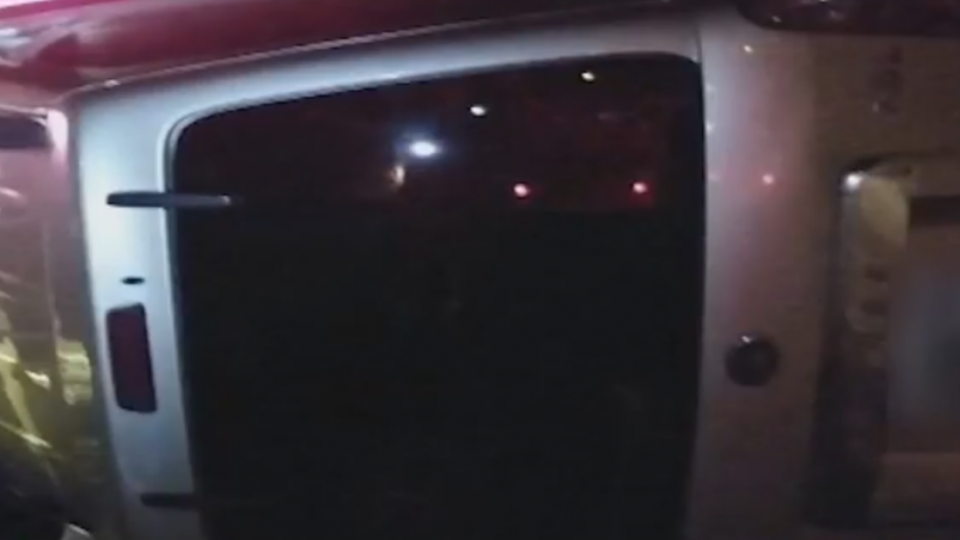 突加速失控往右偏！ 自撞護欄翻車駕駛亡