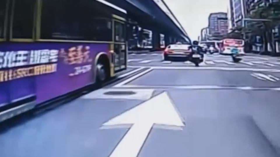 清潔公司貨車違規逆向 司機竟還下車嗆聲