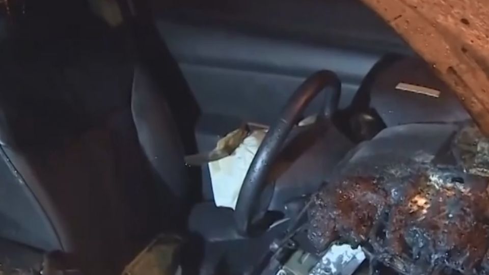 恍神自撞中央分隔島 轎車瞬間起火駕駛逃出