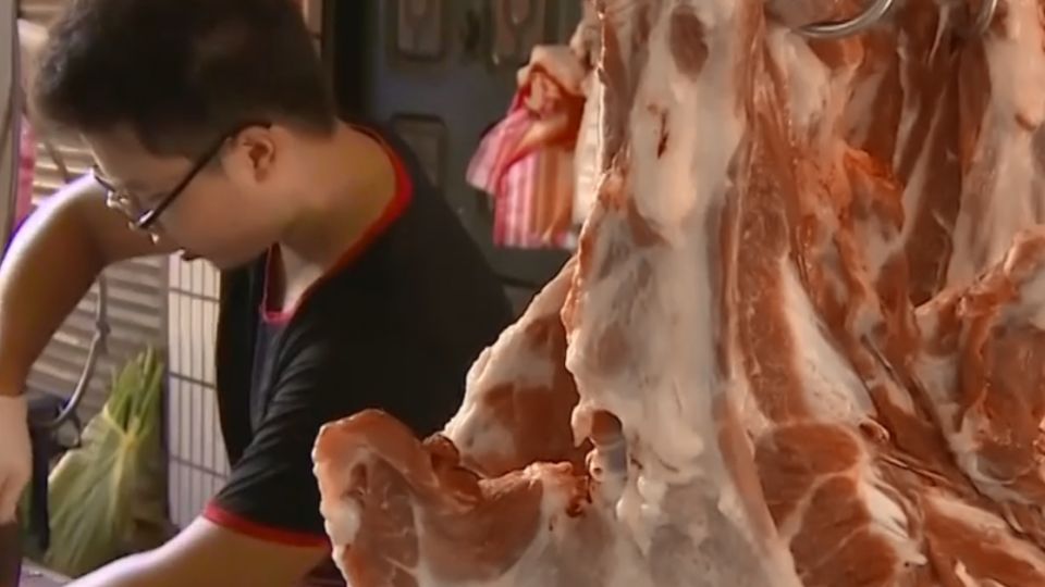 同學家有兩輛保時捷 網友驚問：豬肉攤這麼賺？