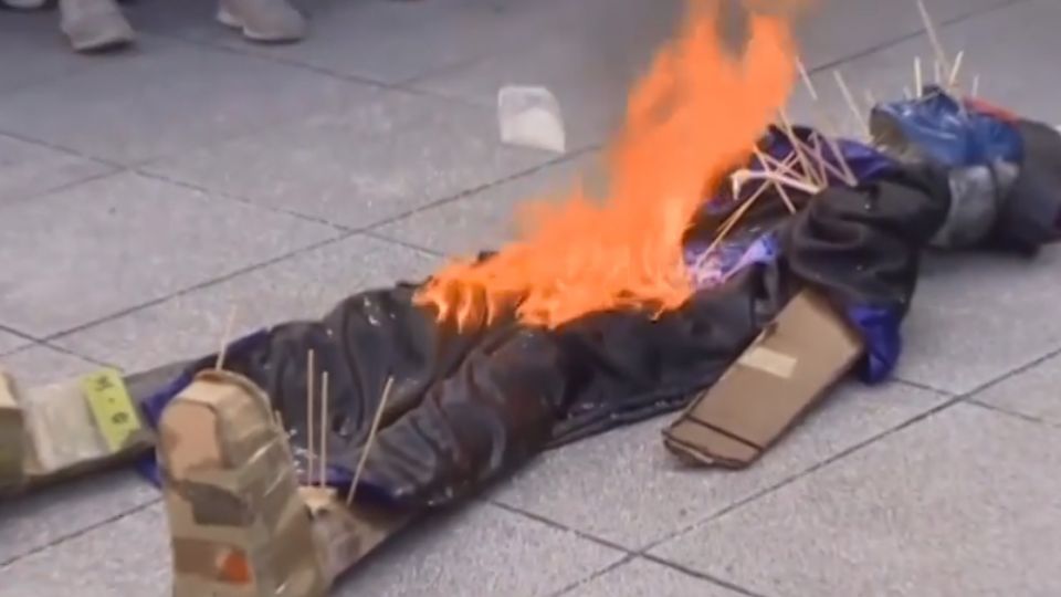 獨派團體「陳抗區」燒殭屍人偶 與警爆衝突