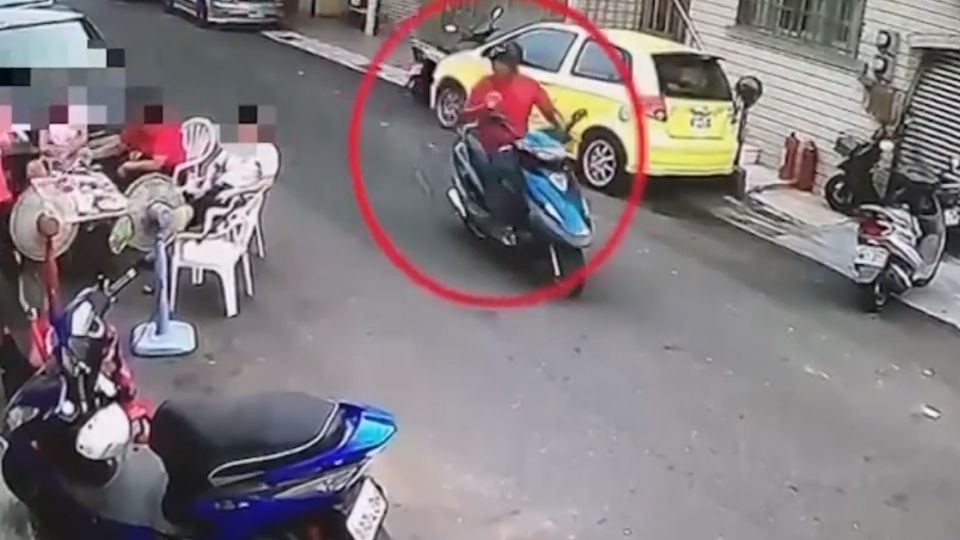 惡男要錢不成報復 飛車經過朝兄丟磚塊