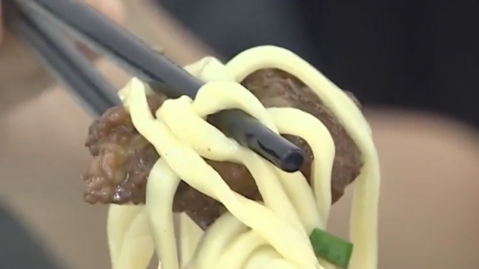 吃撐再走！麵店霸氣「湯麵免費、珍奶喝到飽」