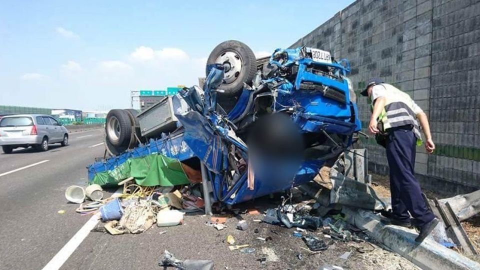 國道「50kg鑄鐵零件」彈飛對向…貨車駕駛翻車慘死 女兒PO網緝凶