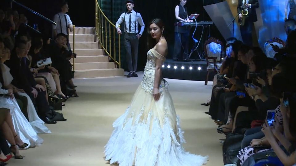 身穿高級訂製服 樂基兒婚後首次時尚秀