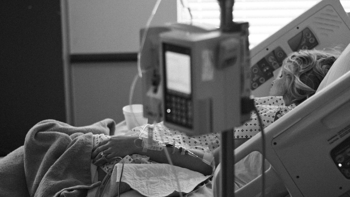 可惡！無良看護偷錢落跑 獨留8旬嬤「泡尿9小時」引敗血症亡