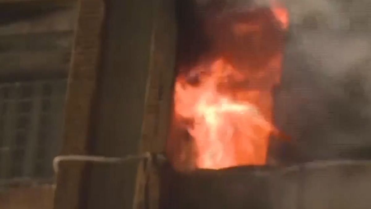 公寓頂樓冒大火 母獲救急喊：快救我兒女