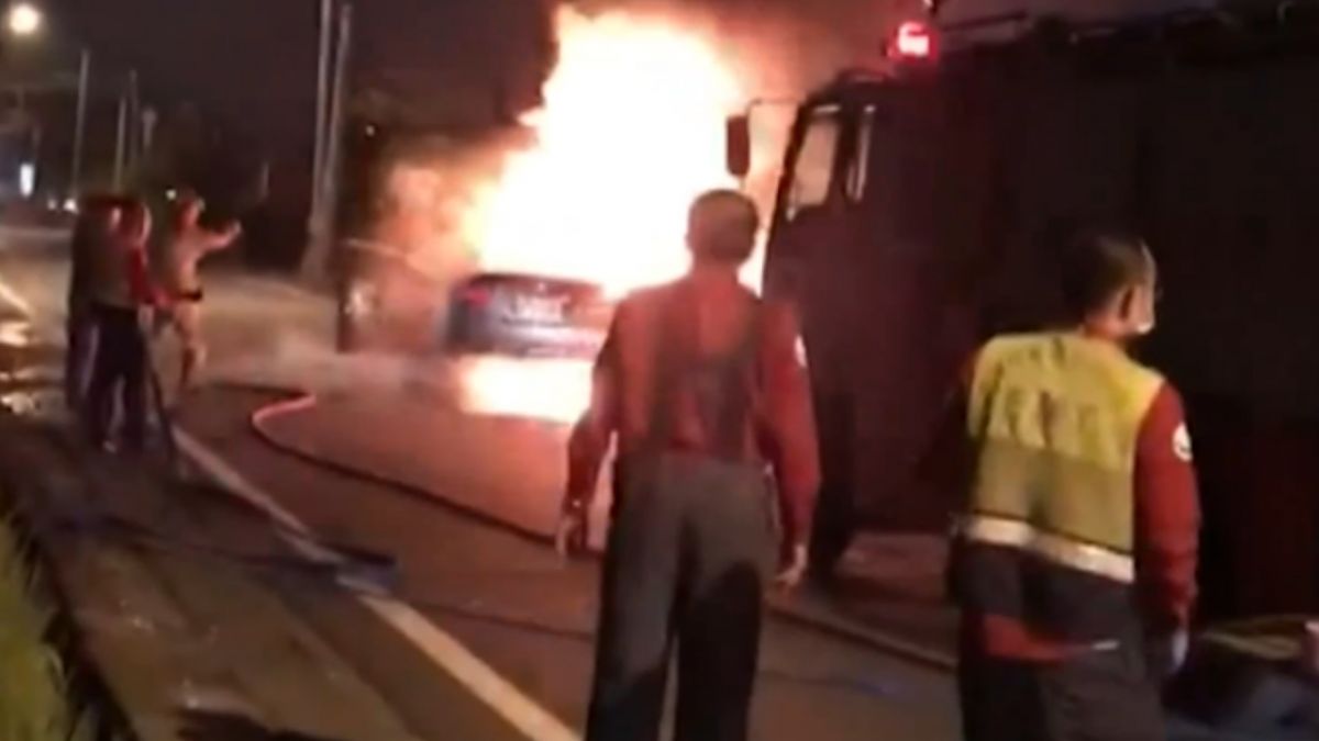 開車恍神追撞兩車！ 猛烈撞擊瞬變火球