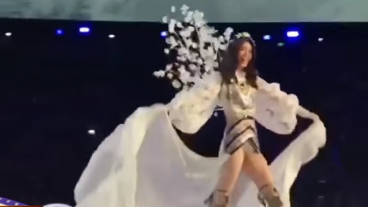 陸超模奚夢瑤內衣秀登場 滑倒在地網友熱議