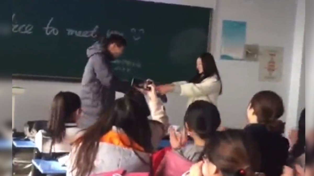 36名女同學獻吻甜喊「永遠是我們的男孩」!文科男感動到頭皮發麻