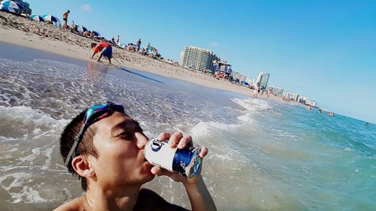老外絕望遭浪捲！浩子眼尖救了他…事後才驚覺講錯話
