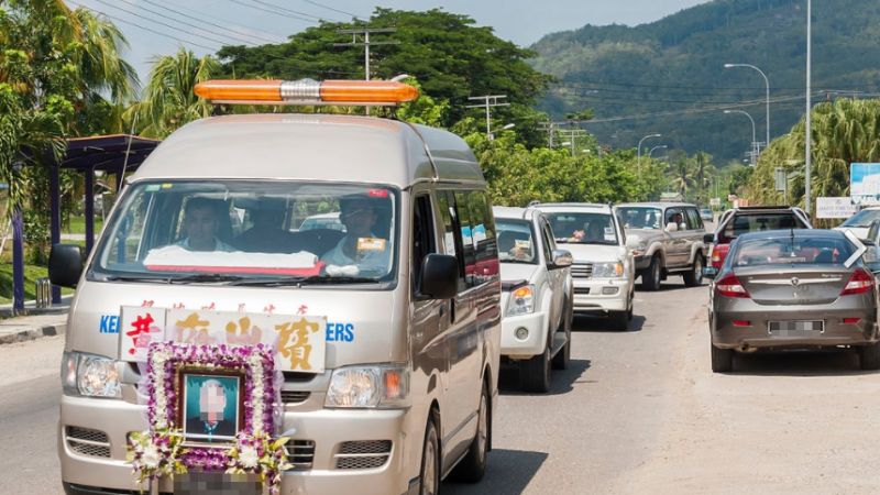 送兄出殯…司機驚覺神主牌掉了 轉頭見弟猝死靈車上