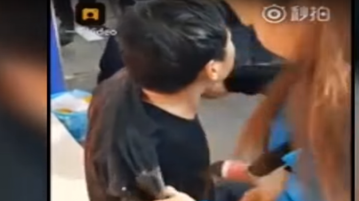 陸男遭女友淋滾水潑辣油 街邊發抖哀嚎