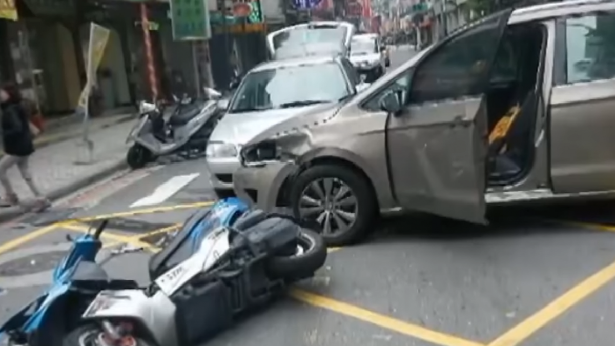 三車巷內相撞 騎士撞引擎蓋再彈飛撞擋風玻璃
