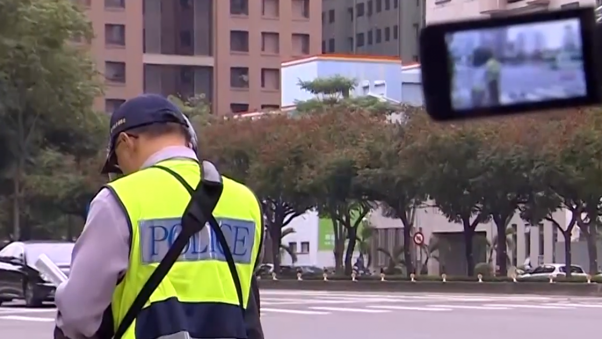 警衝馬路中央攔違規 駕駛驚呼：嚇死人了