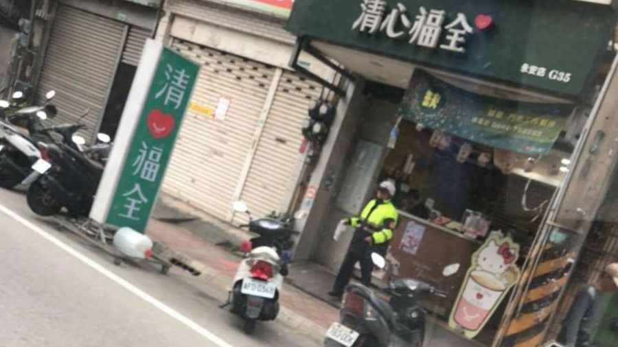 批警值勤買飲料…誇張讓他紅！網卻嘆氣：有病看醫生