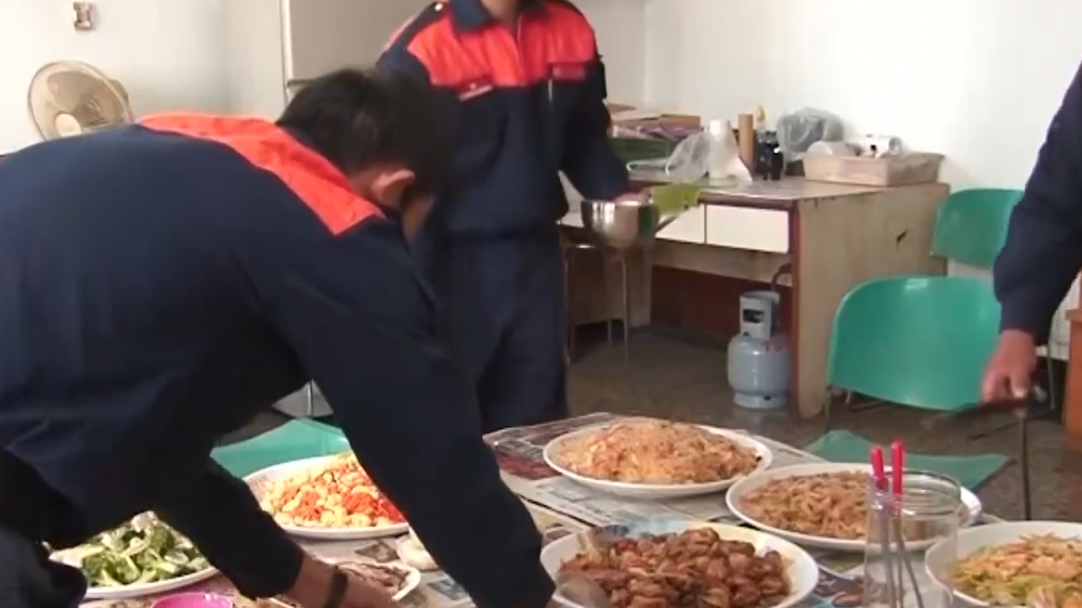 小二募款送熱食 消防員「食」分感謝愛的加餐