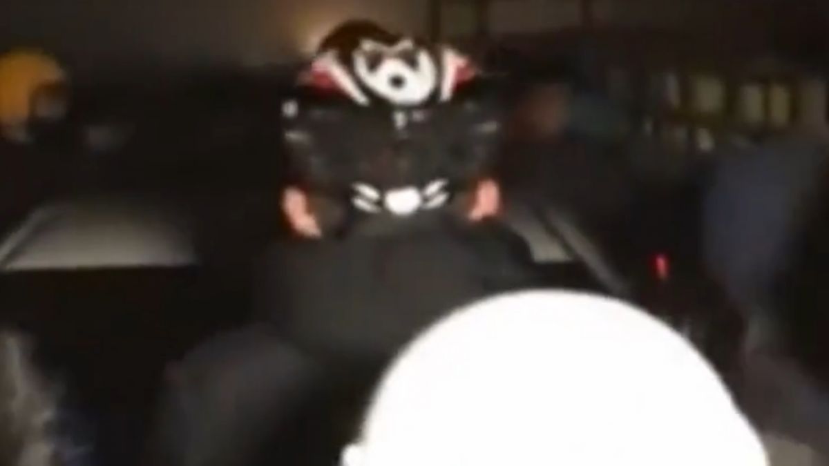 轎車停路中 人去看日出 遭擋民眾合力搬車