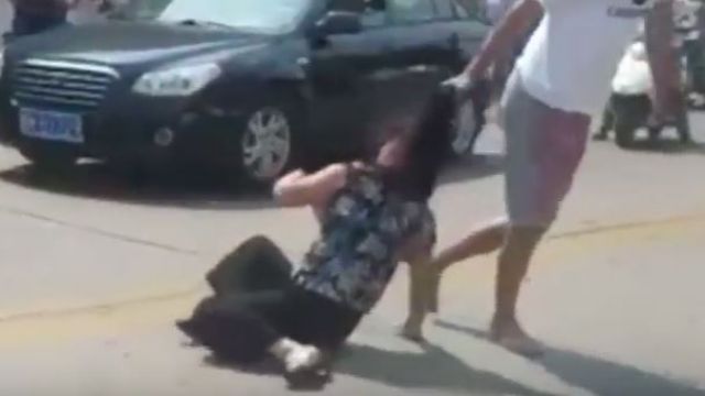 兒氣炸狂毆！車內抓出「爸的小三」 扯髮踢臉直呼：替媽報仇